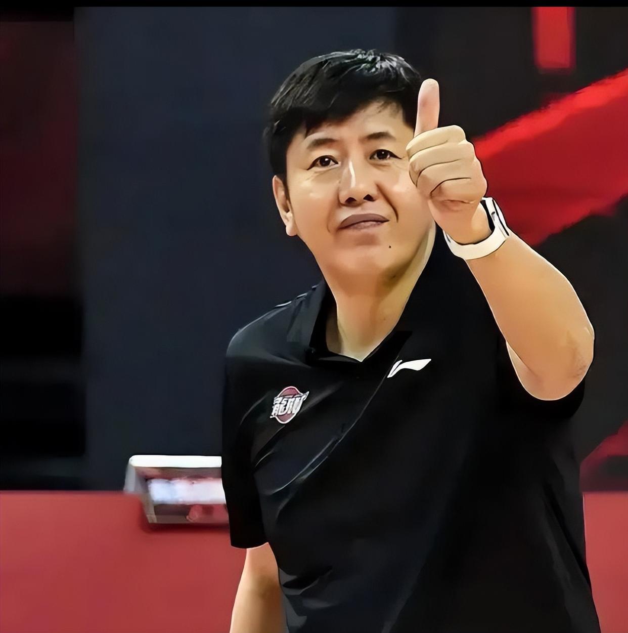 关于足总杯倒计时，山东男篮今夜战术微调，细节引发关注，更衣室稳定，资深球员宣示担当的信息